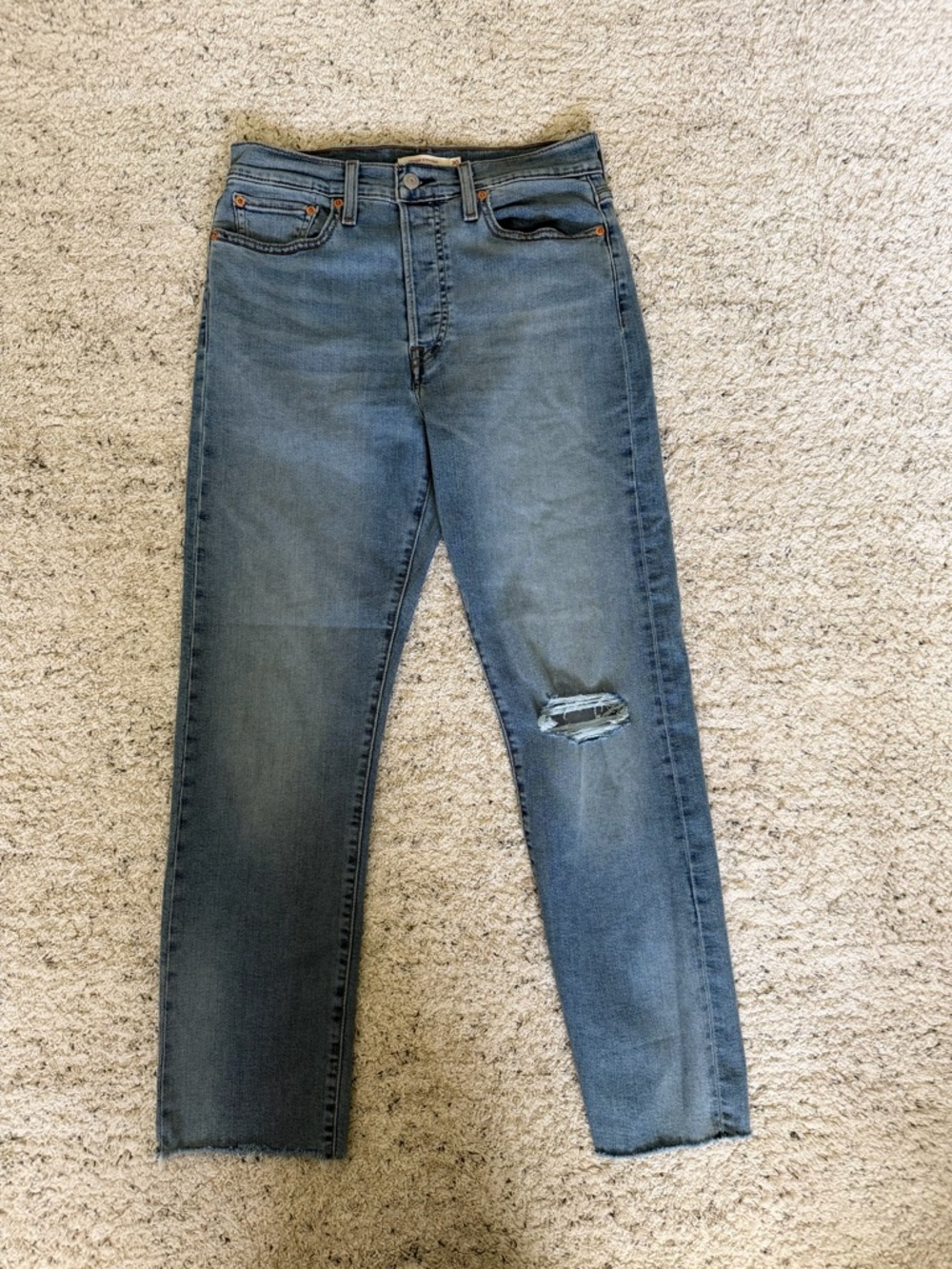 Levi's Straight Leg Women's Jeans in Light Blue with Distressed Knee
